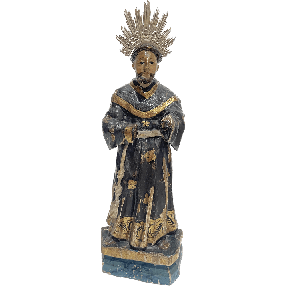 Santo de madera con corona de plata