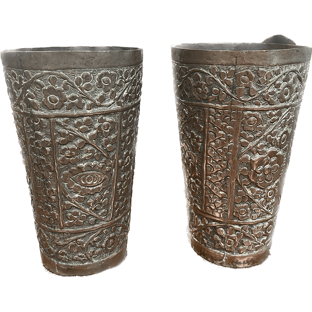 Pareja de vasos de metal