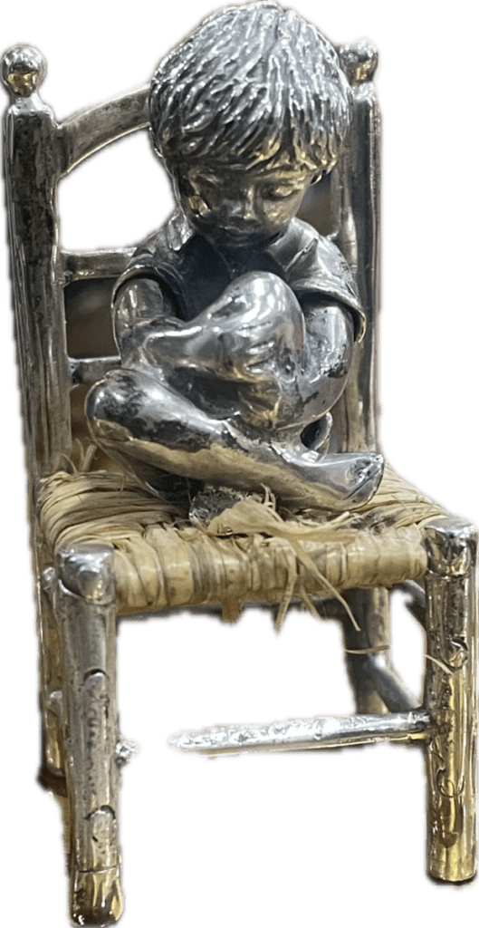 figura de niño sentado de plata